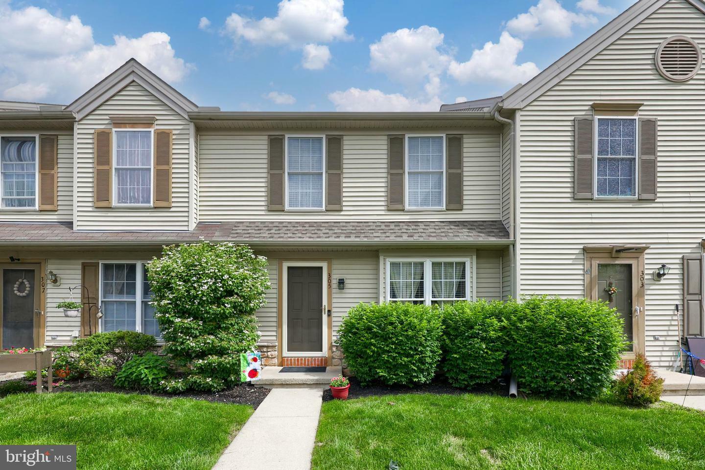 305 Banyan Circle Drive  Lancaster PA 17603 photo