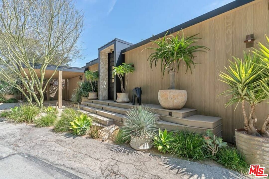 Property Photo: 100 Paradise Cove Rd CA 90265