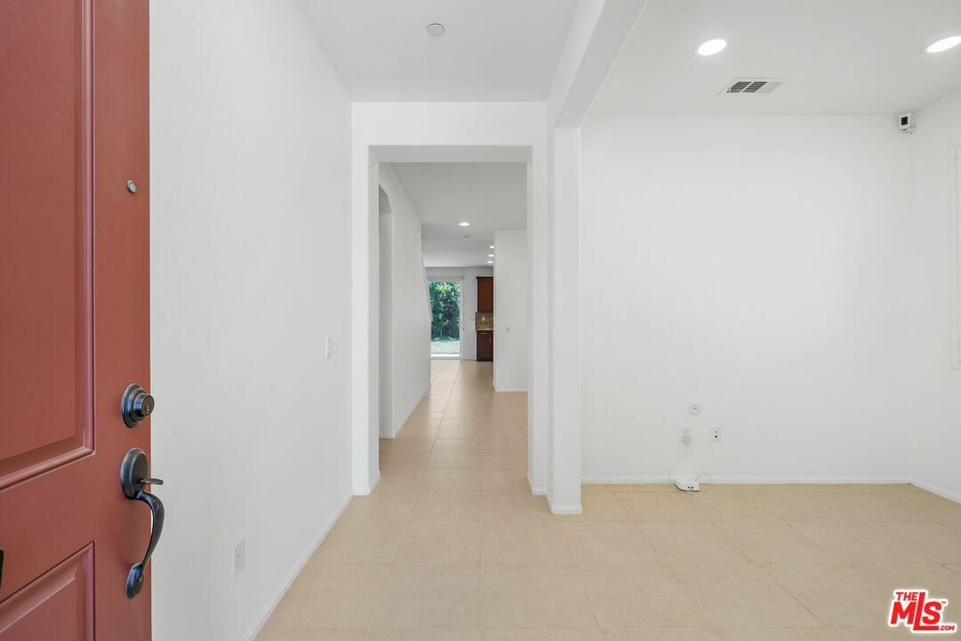Property Photo: 17053 Cantlay St CA 91406