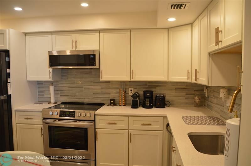 Property Photo: 3090 N Course Dr 805 FL 33069