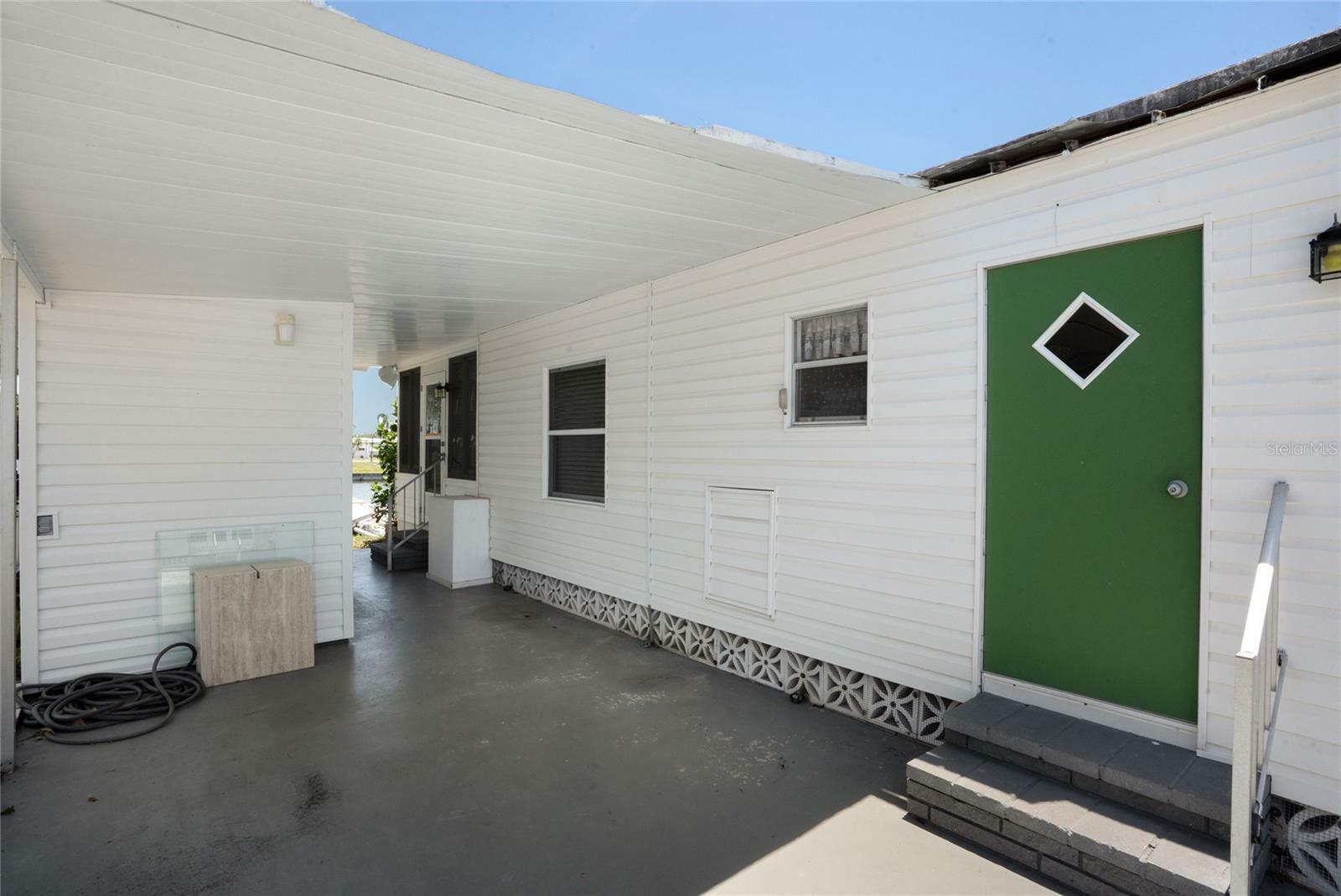 Property Photo: 307 White Oak Way FL 34237