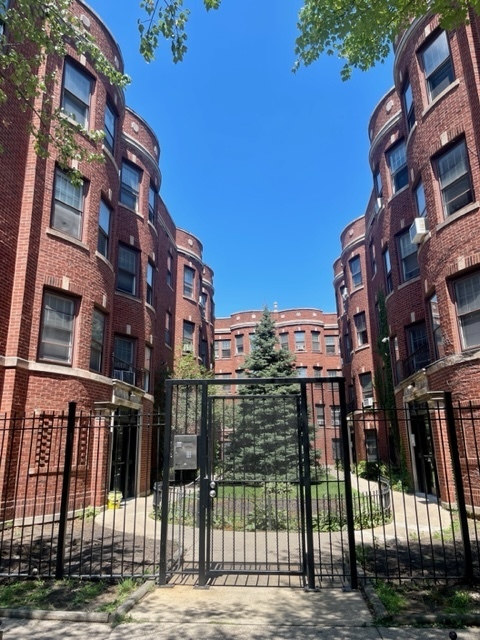 Property Photo: 1068 W Thorndale Avenue 2N IL 60660