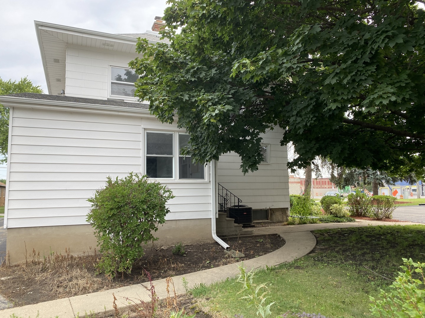 Property Photo: 214 Gale Street IL 60506