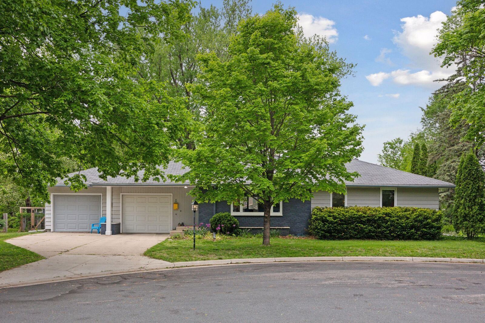 Property Photo:  5 Hillside Court  MN 55057 