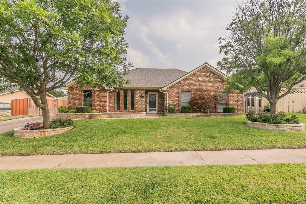 Property Photo: 2305 Ridgewood TX 76021