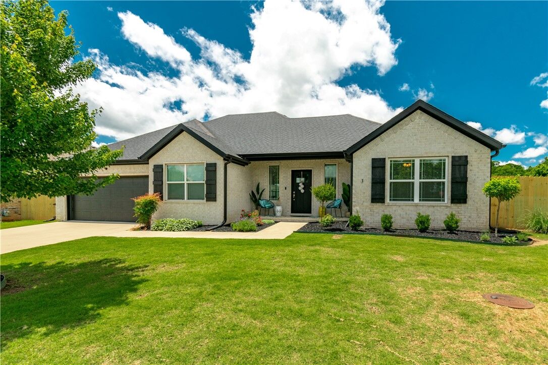 Property Photo:  1571 S Borden Street  AR 72701 