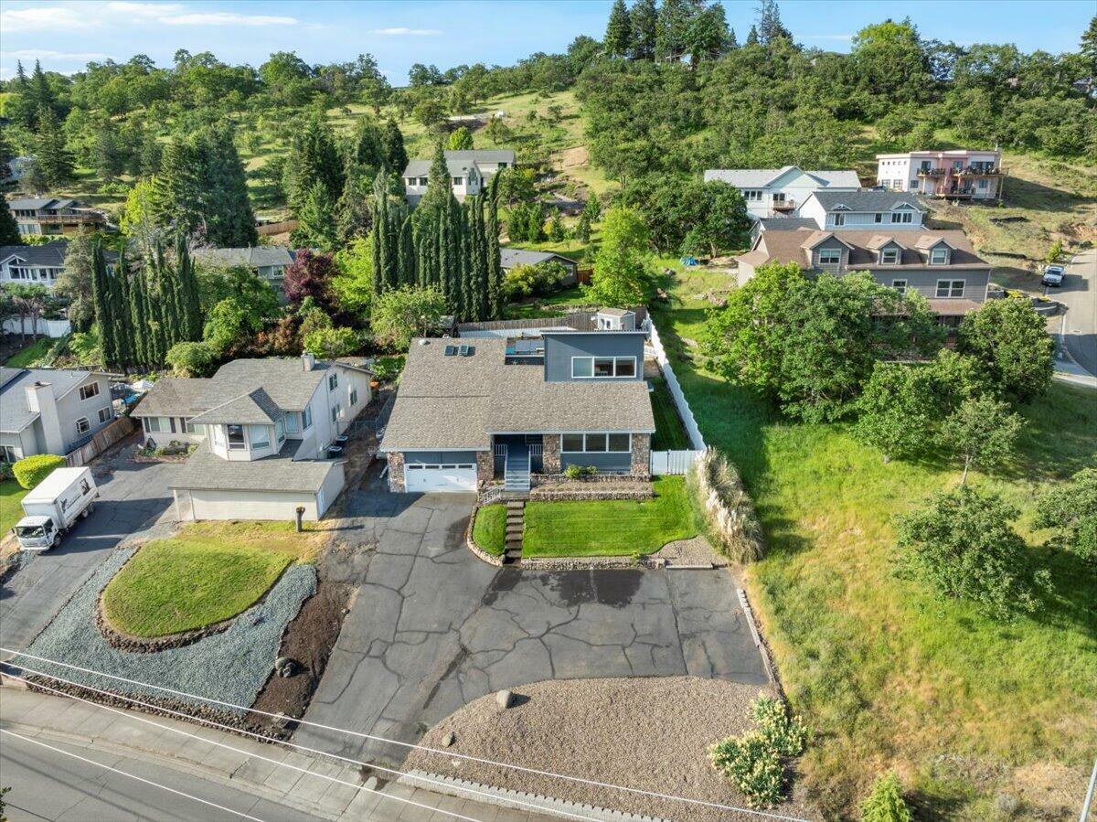 Property Photo: 4400 Hillcrest Road OR 97504