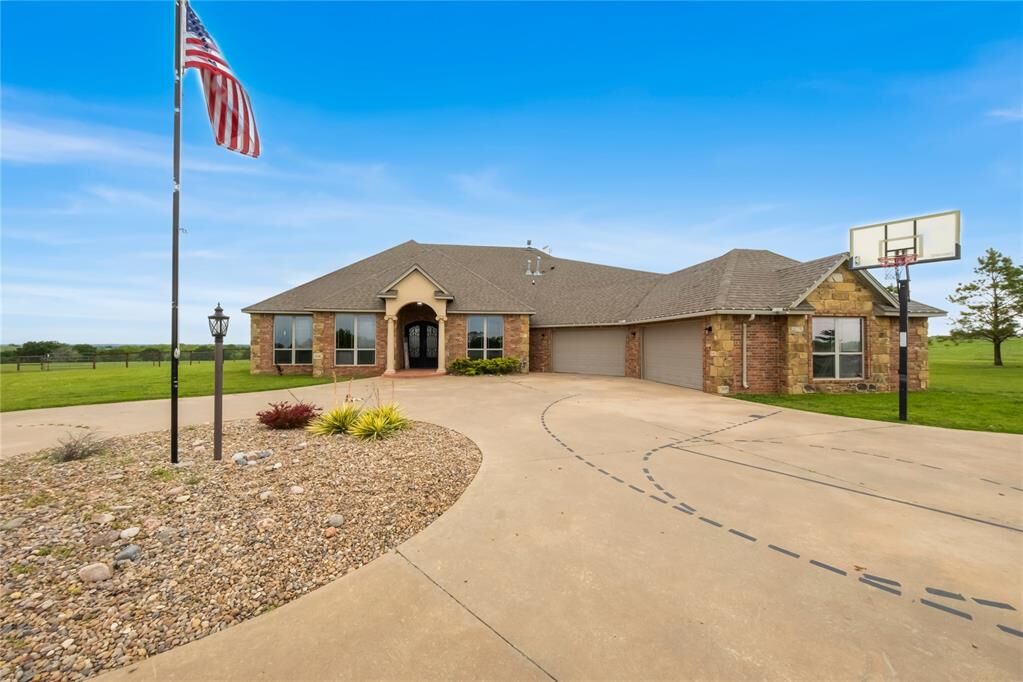 Property Photo: 15697 State Highway 74 OK 73095