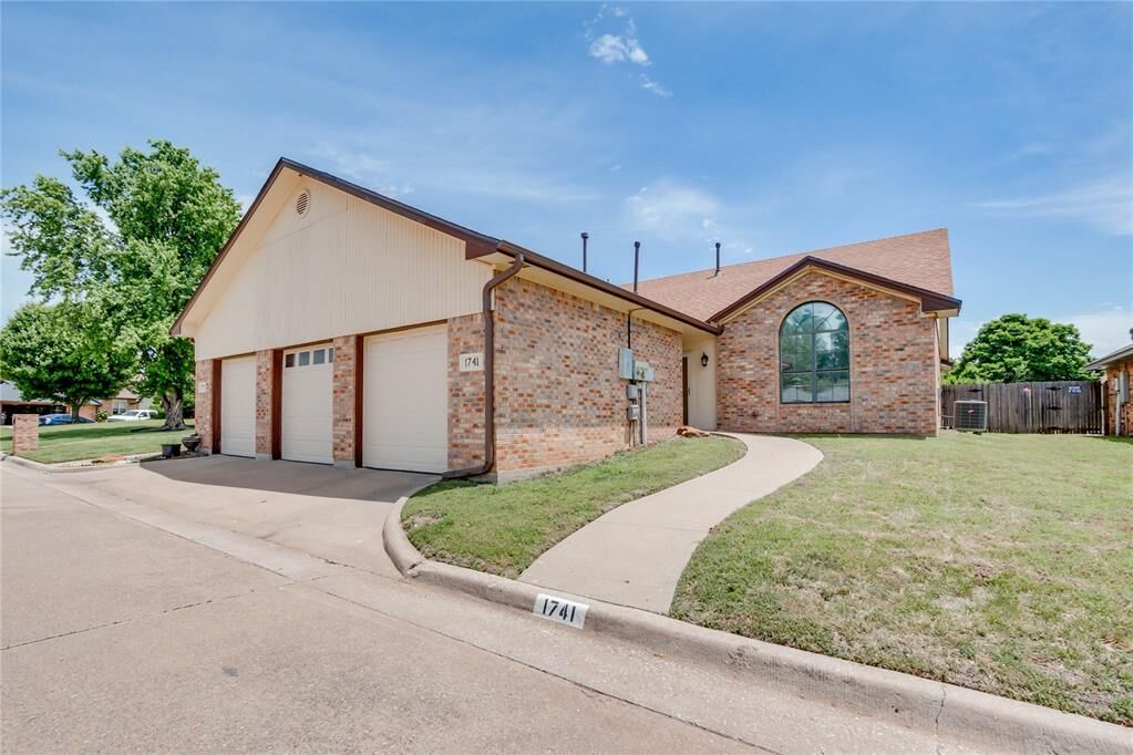 Property Photo: 1741 Lionsgate Circle OK 73008