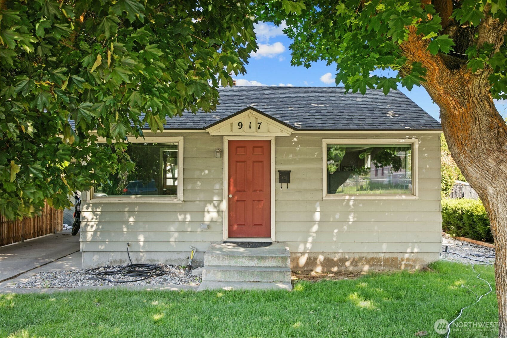 Property Photo: 917 Princeton Avenue N WA 98801