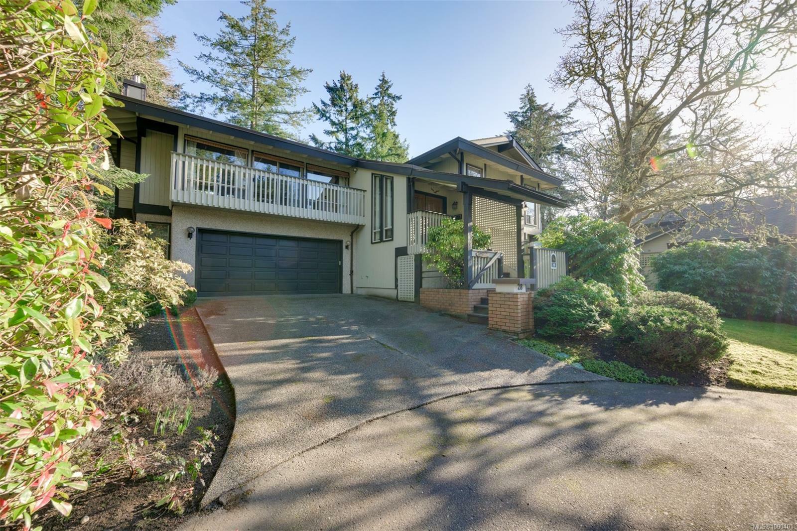 Property Photo:  909 Carolwood Dr 28  BC V8X 3T9 
