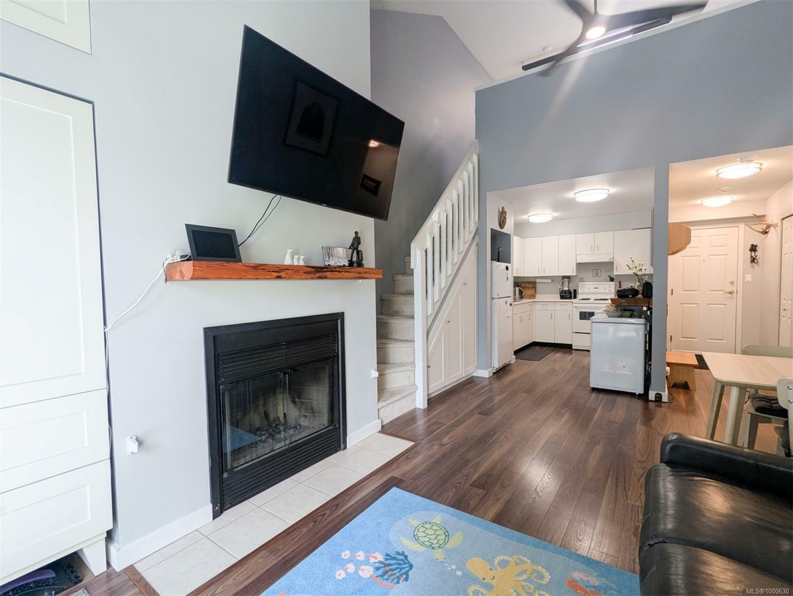 Property Photo: 3225 Alder St 305 BC V8X 1P3