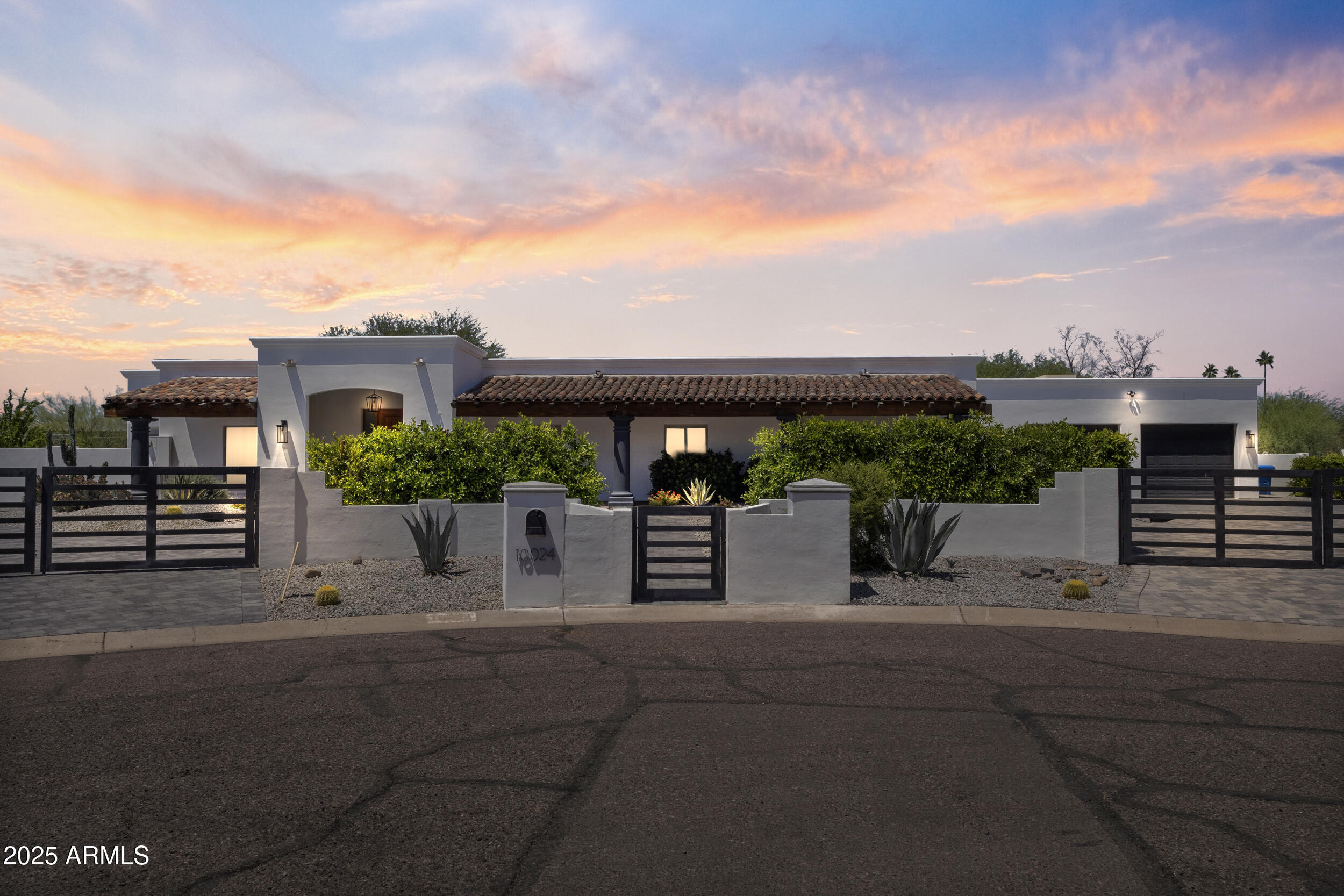 Property Photo: 10024 N 61st Place AZ 85253
