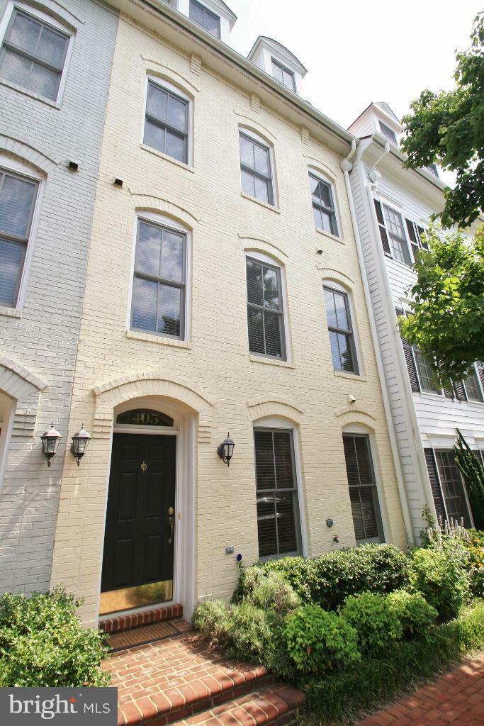 Property Photo: 405 Princess Street VA 22314