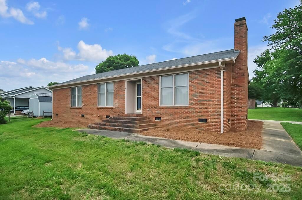 Property Photo:  1609 McFarland Drive  NC 28152 