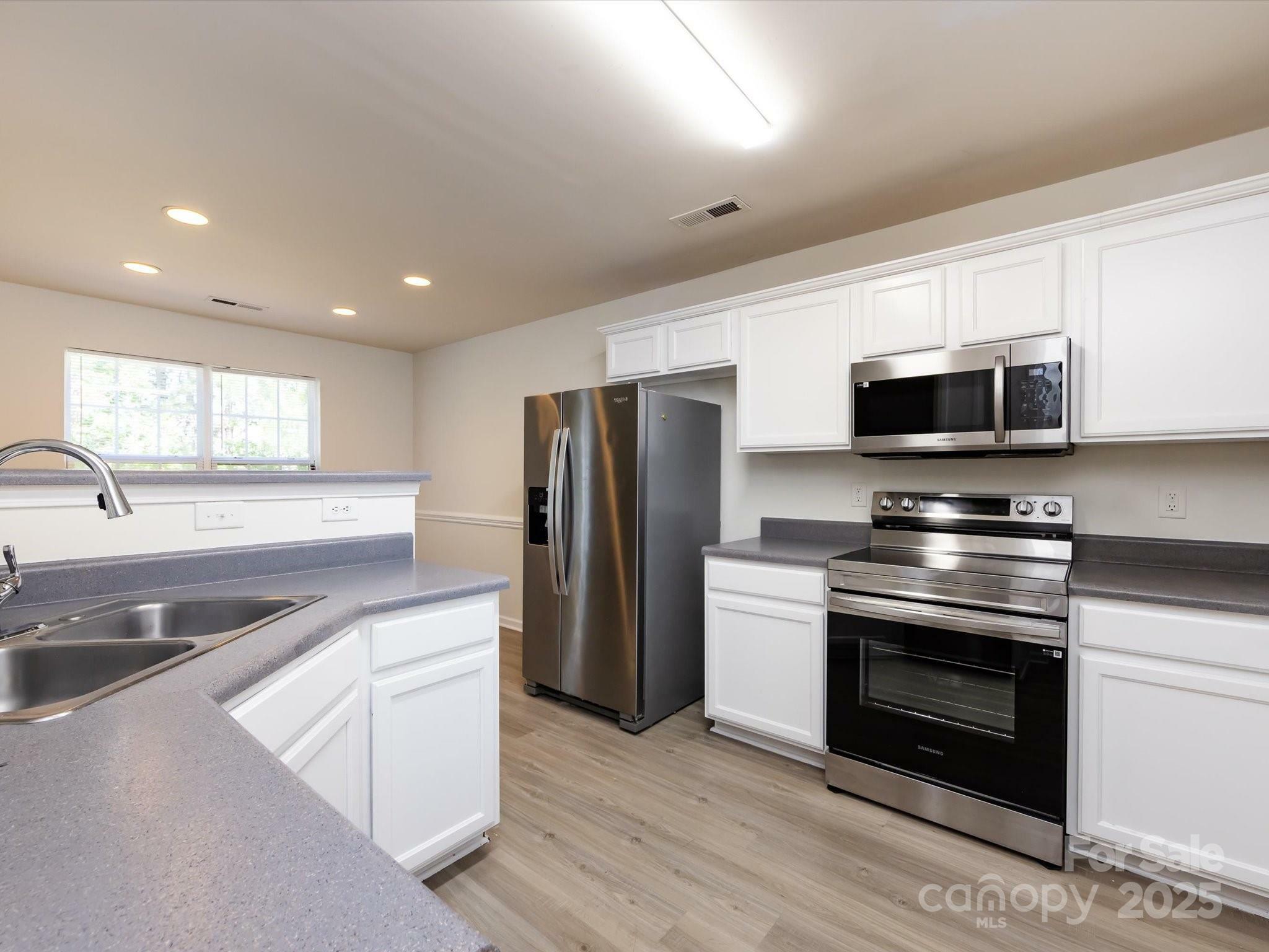 Property Photo: 521 Ellingsworth Lane NC 28214