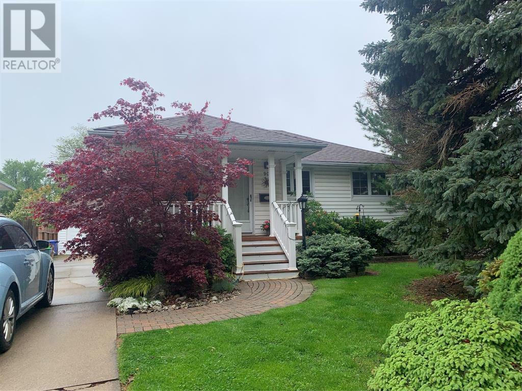 Photo de la propriété: 90 Mayfair Drive ON N7S 1K9