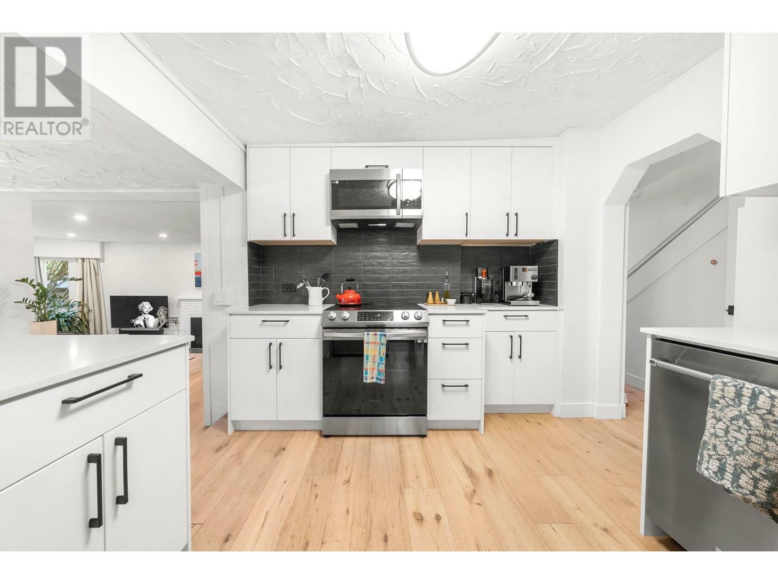 Photo de la propriété: 2052 Capilano Road BC V7P 3B8