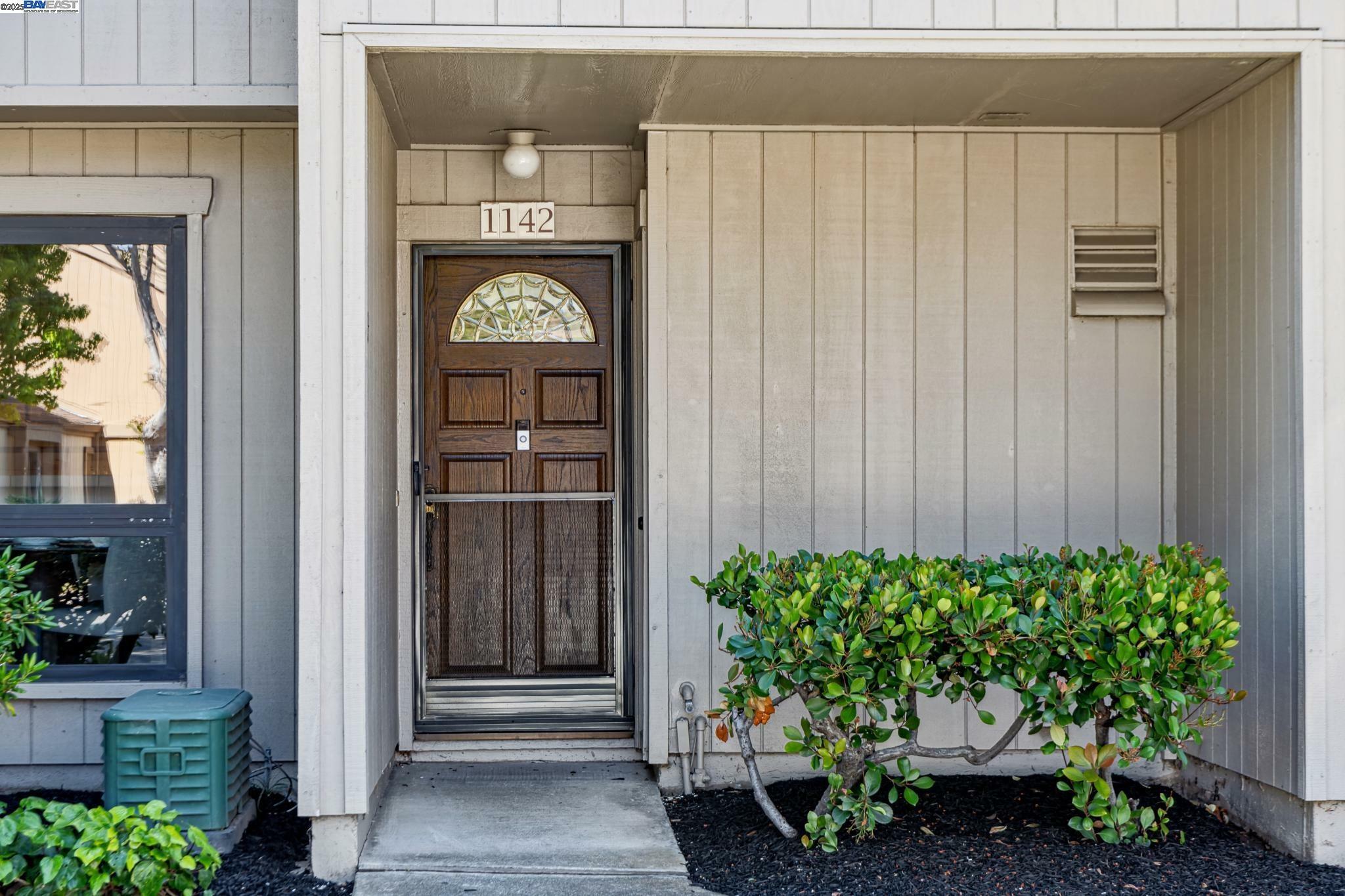 Property Photo: 1142 Holly St CA 94502