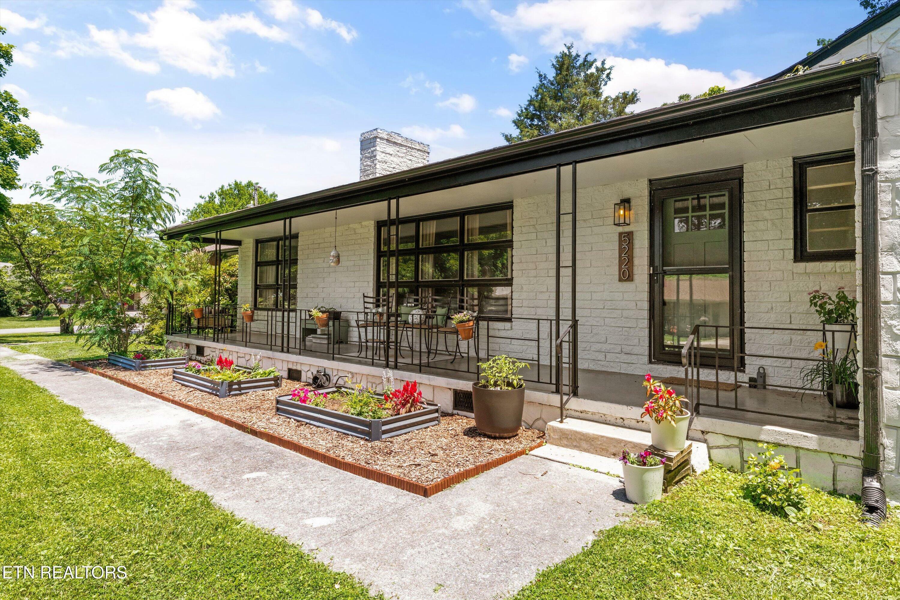 Property Photo: 5220 NE Lavesta Rd TN 37918