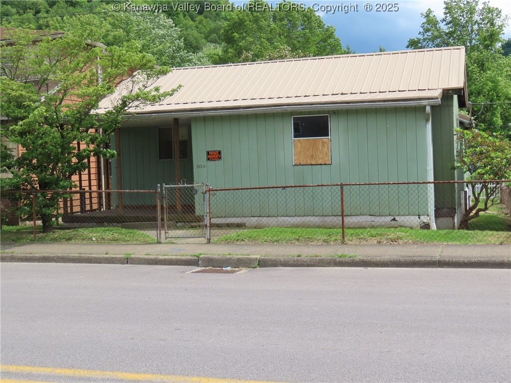 Property Photo: 1023 2nd Avenue WV 25136