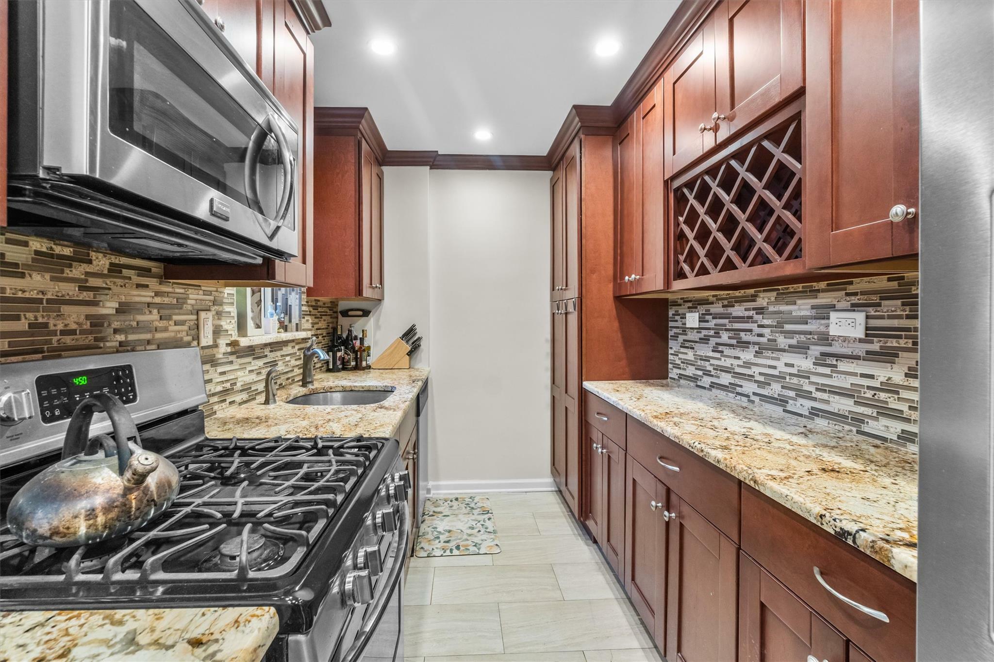 Property Photo:  640 W 231 Street 2D  NY 10463 