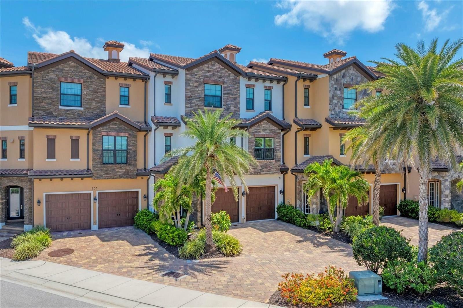 Property Photo:  209 E Venice Avenue  FL 34285 