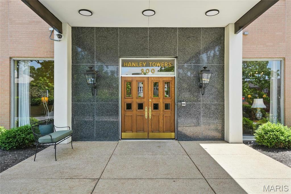 Property Photo:  900 S Hanley Road 1D  MO 63105 