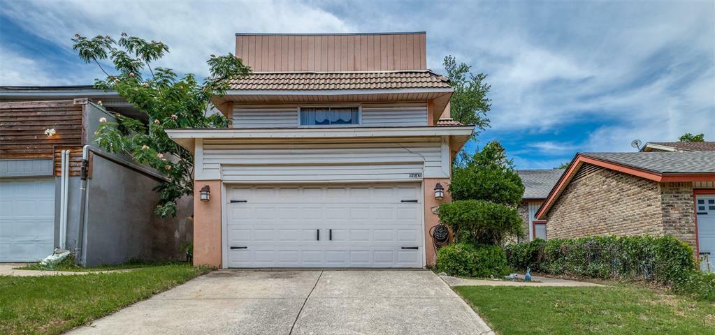 Property Photo: 2043 Fleur De Lis Court TX 76012