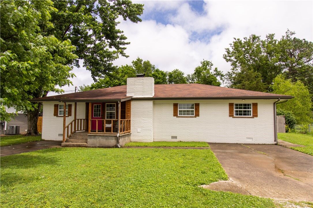 Property Photo:  208 NW L Street  AR 72712 