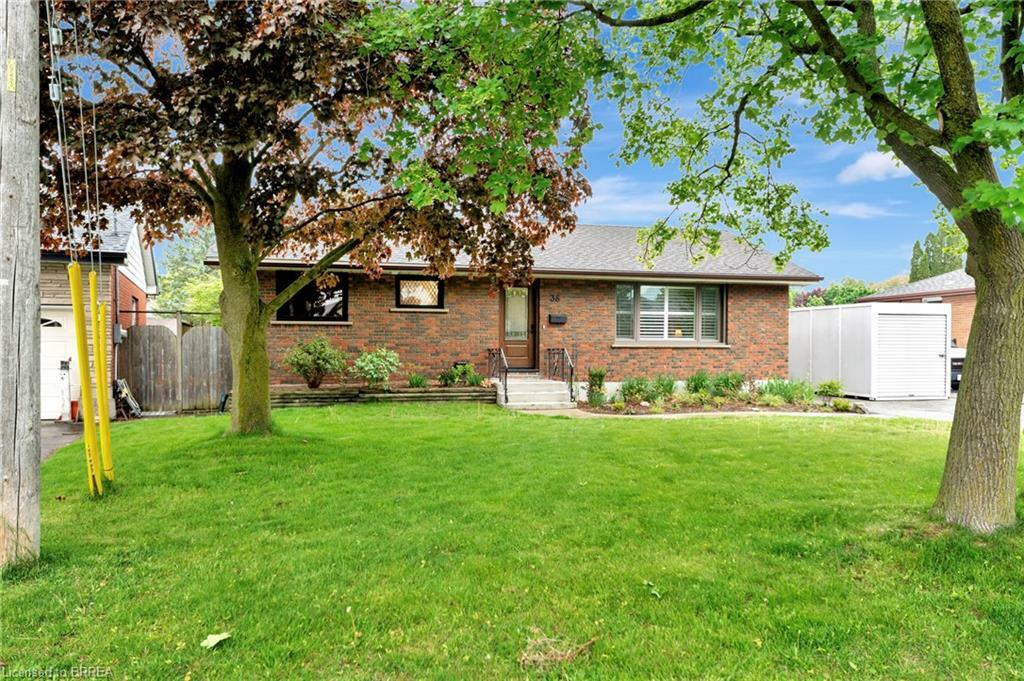 Property Photo: 38 Hickery Place ON N3S 3C8