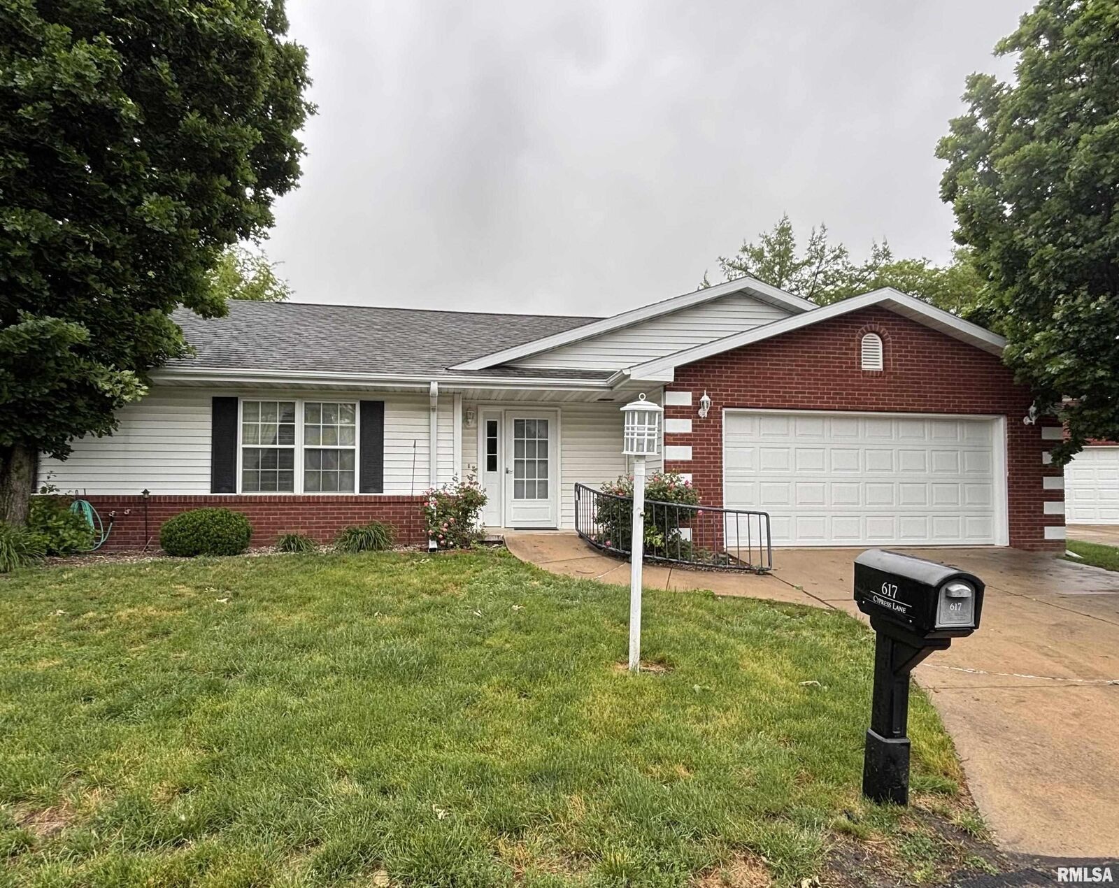 Property Photo:  617 Cypress Lane  IL 61401 