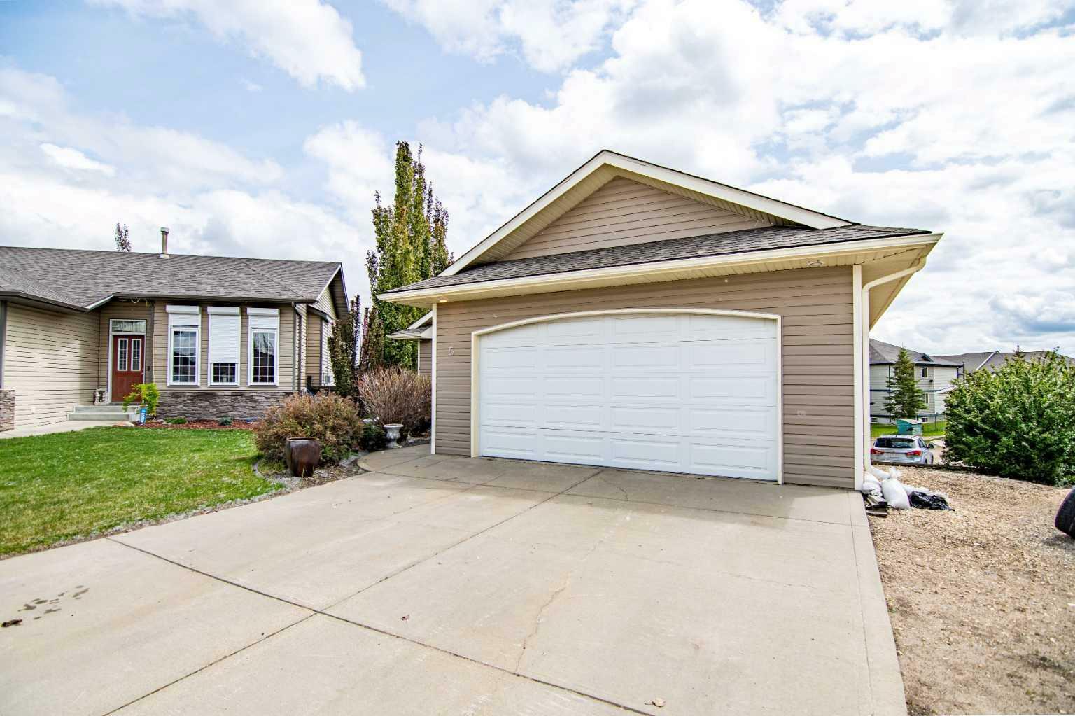 Property Photo: 5 Tessa Place AB T4L 2N9