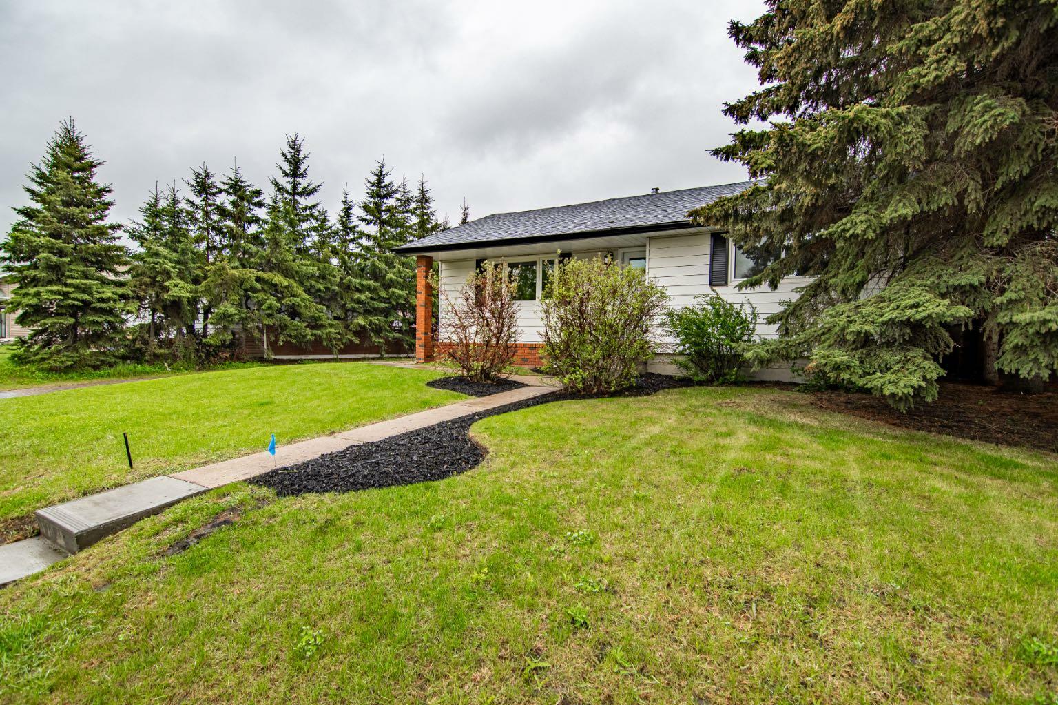 Property Photo: 5527 38 Street AB T4N 0X7