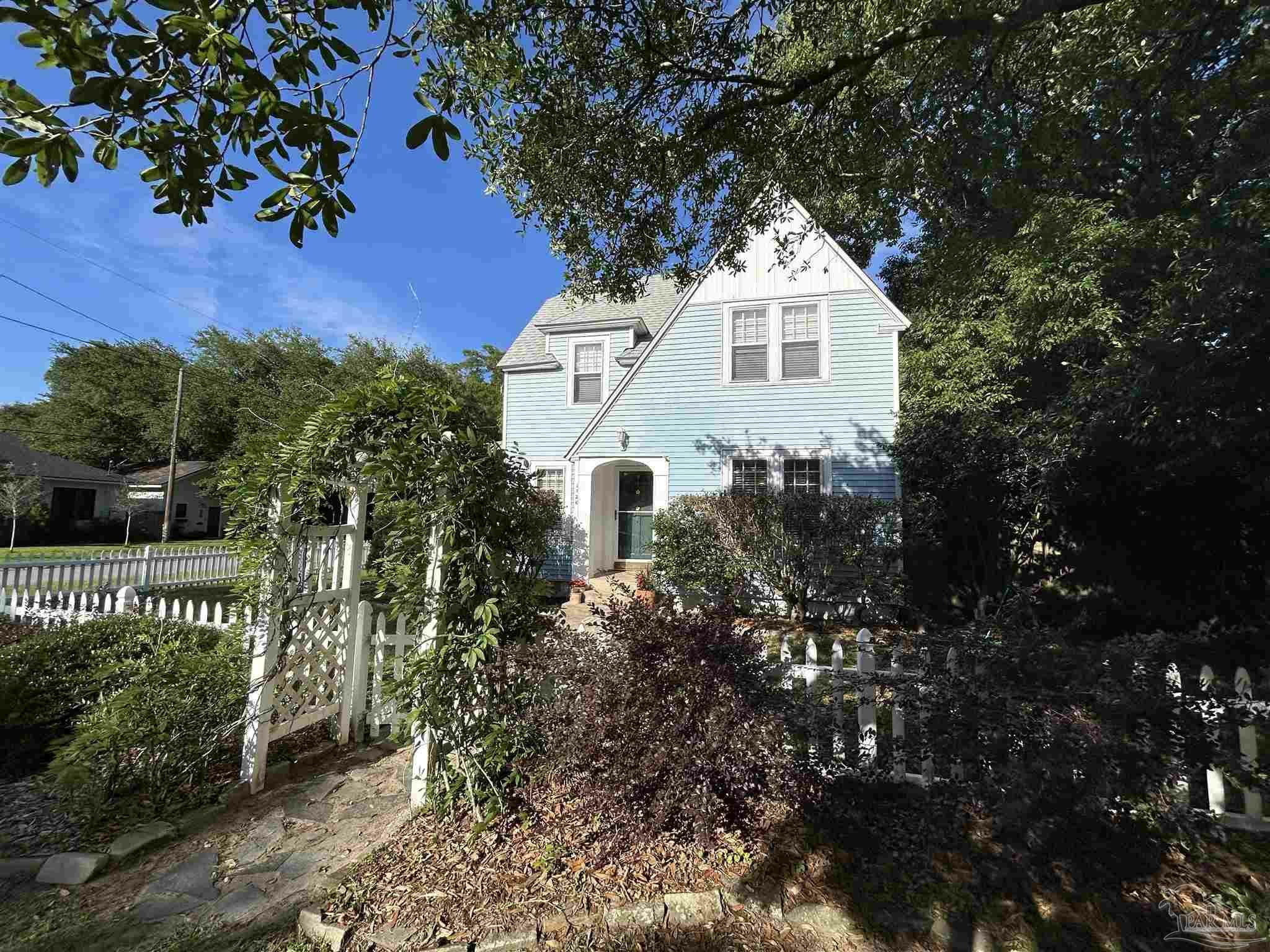 Property Photo: 1726 N 15th Ave FL 32503