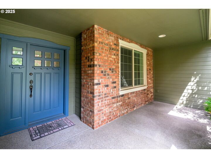 Property Photo: 2053 Lakeview Dr OR 97408