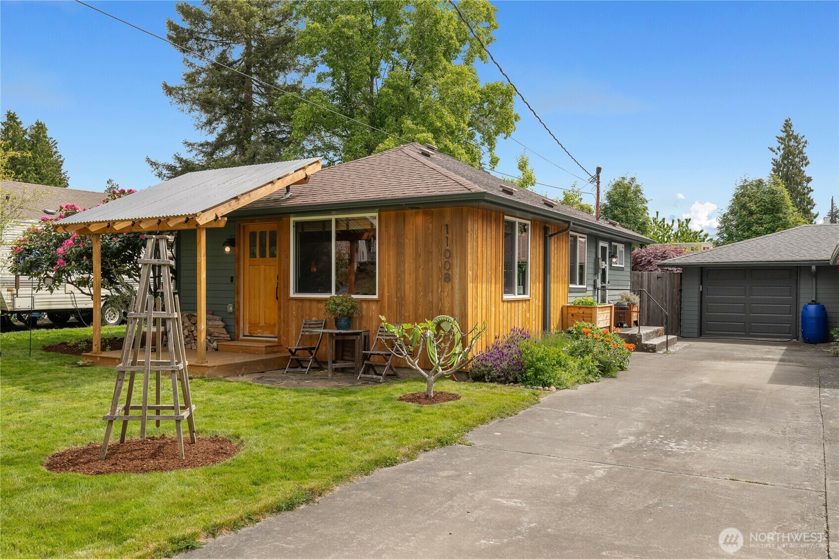Property Photo: 11008 2nd Avenue S WA 98168
