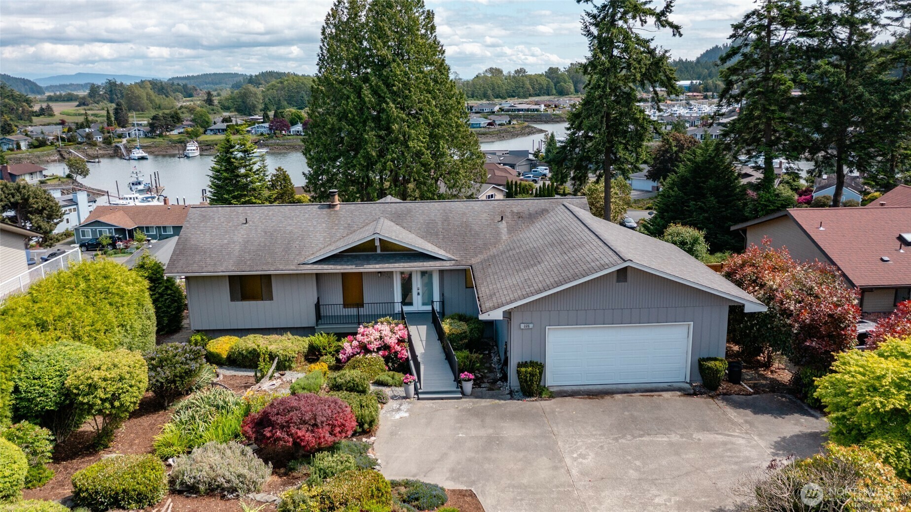 Property Photo: 228 Skagit Way WA 98257