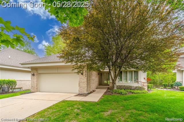 Property Photo: 6560 Pleasant Lake Court 11 MI 48322