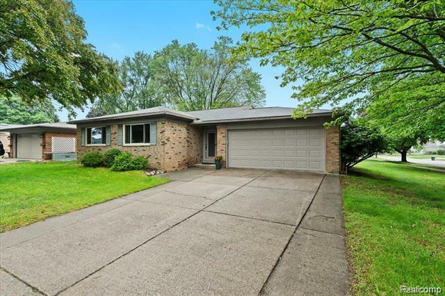 Property Photo: 14962 Bassett Street MI 48154