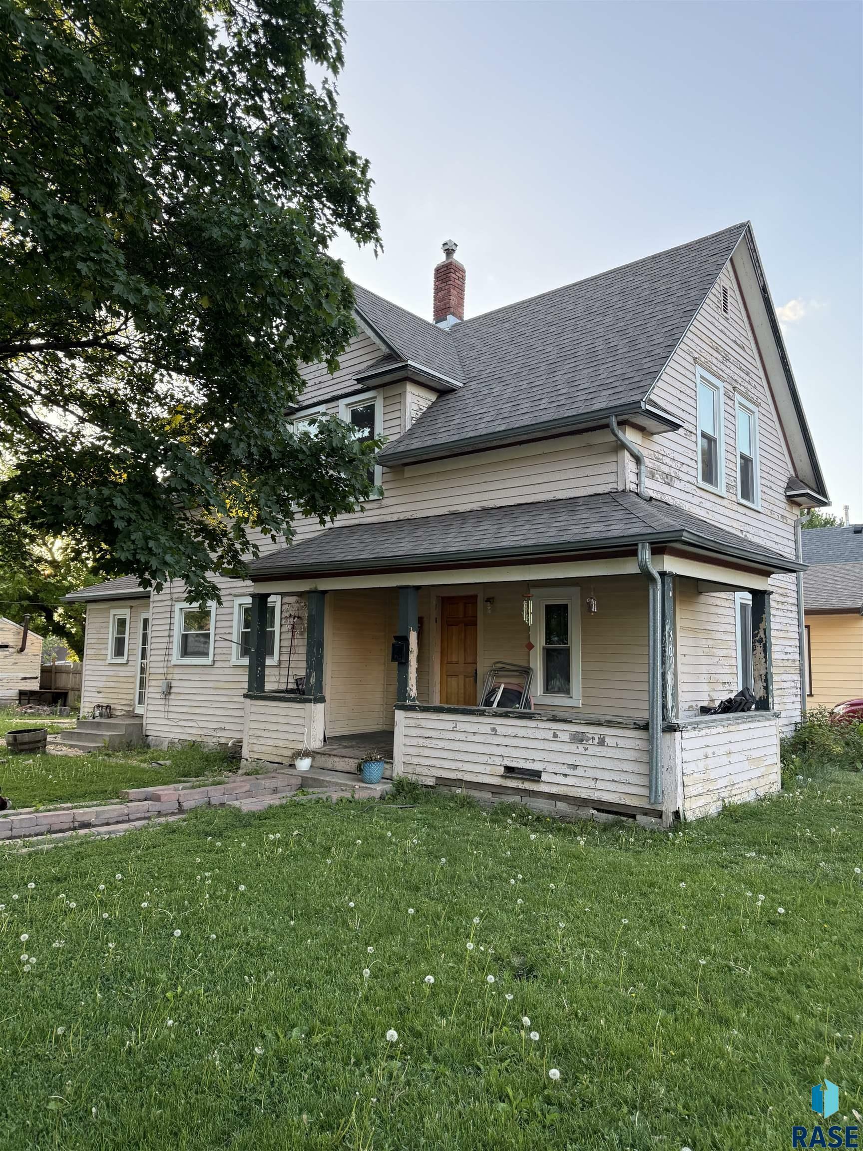 Property Photo: 901 N Spring Ave SD 57104