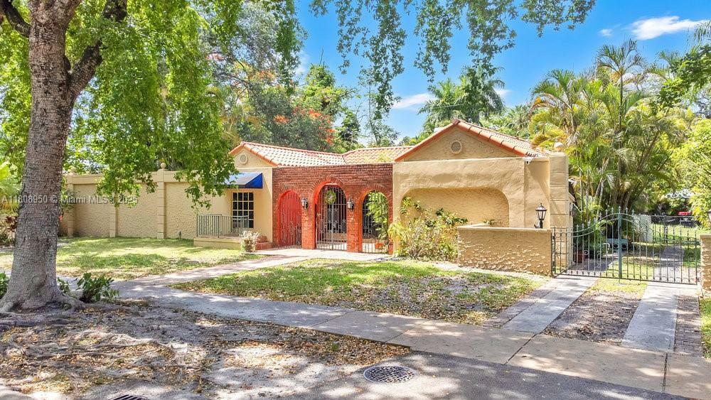 Property Photo: 421 S Zamora Ave FL 33134