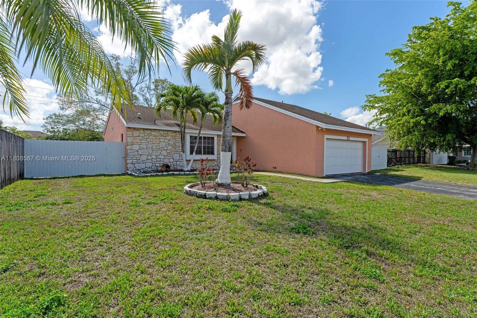 Property Photo: 1747 N Goldeneye Ln FL 33035