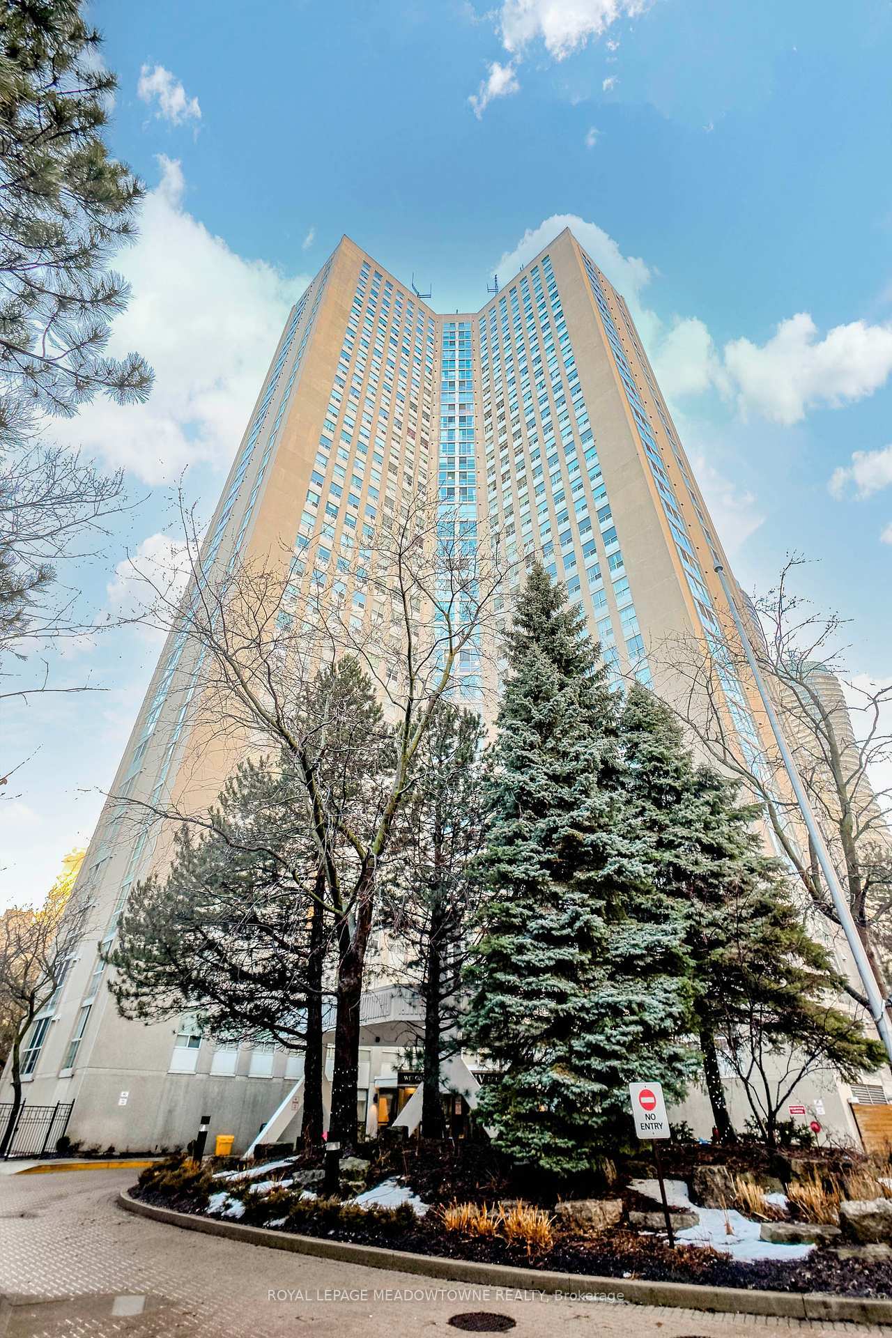 Property Photo: 3650 Kaneff Crescent 908 ON L5A 4A1