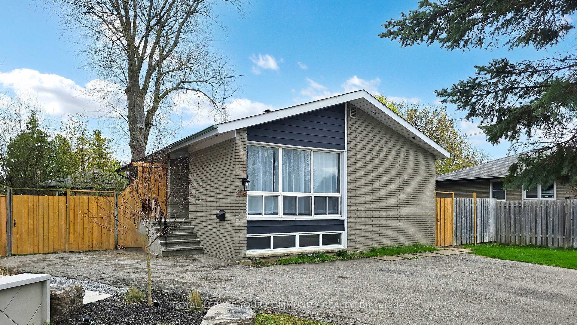 Property Photo:  446 Lynett Crescent  ON L4C 2V7 