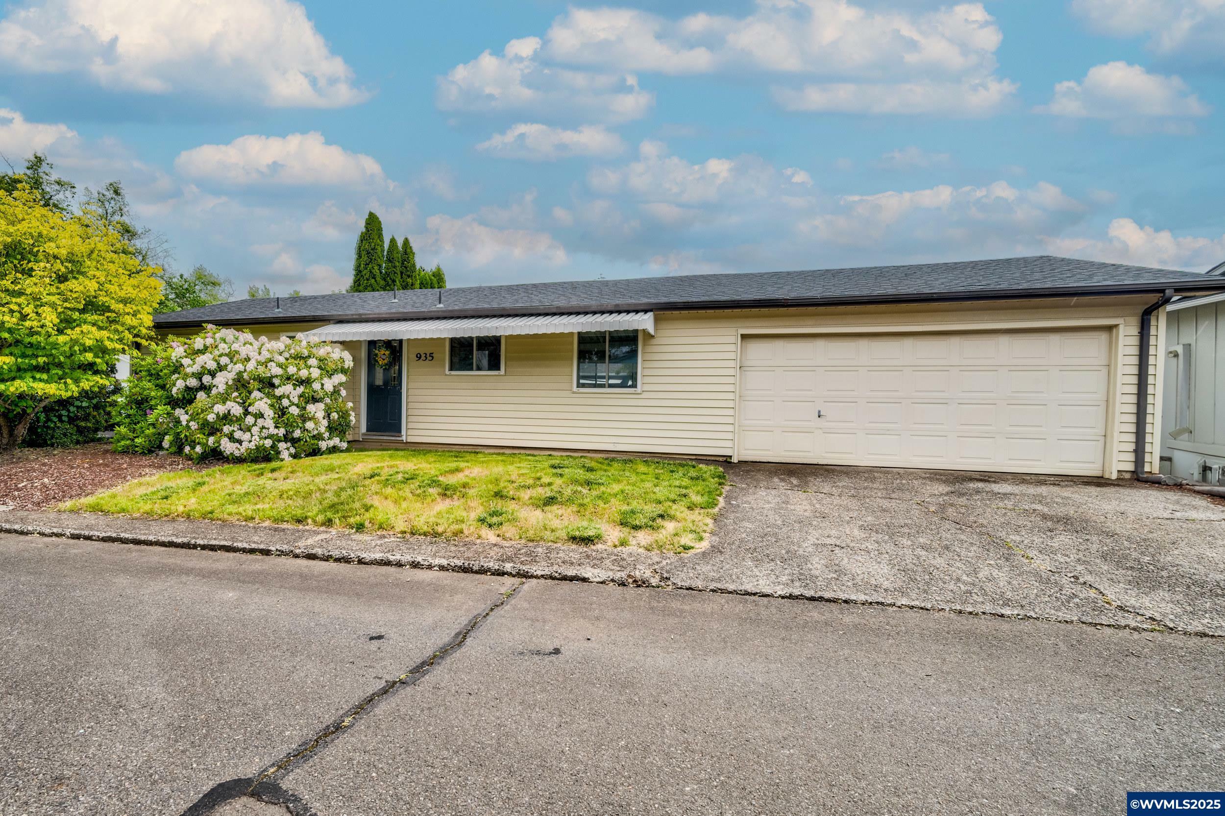 Property Photo: 935 Genie Ct SE OR 97306