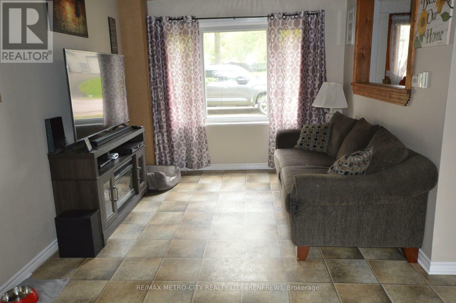 Property Photo: 558 McGee Street ON K8A 6E6