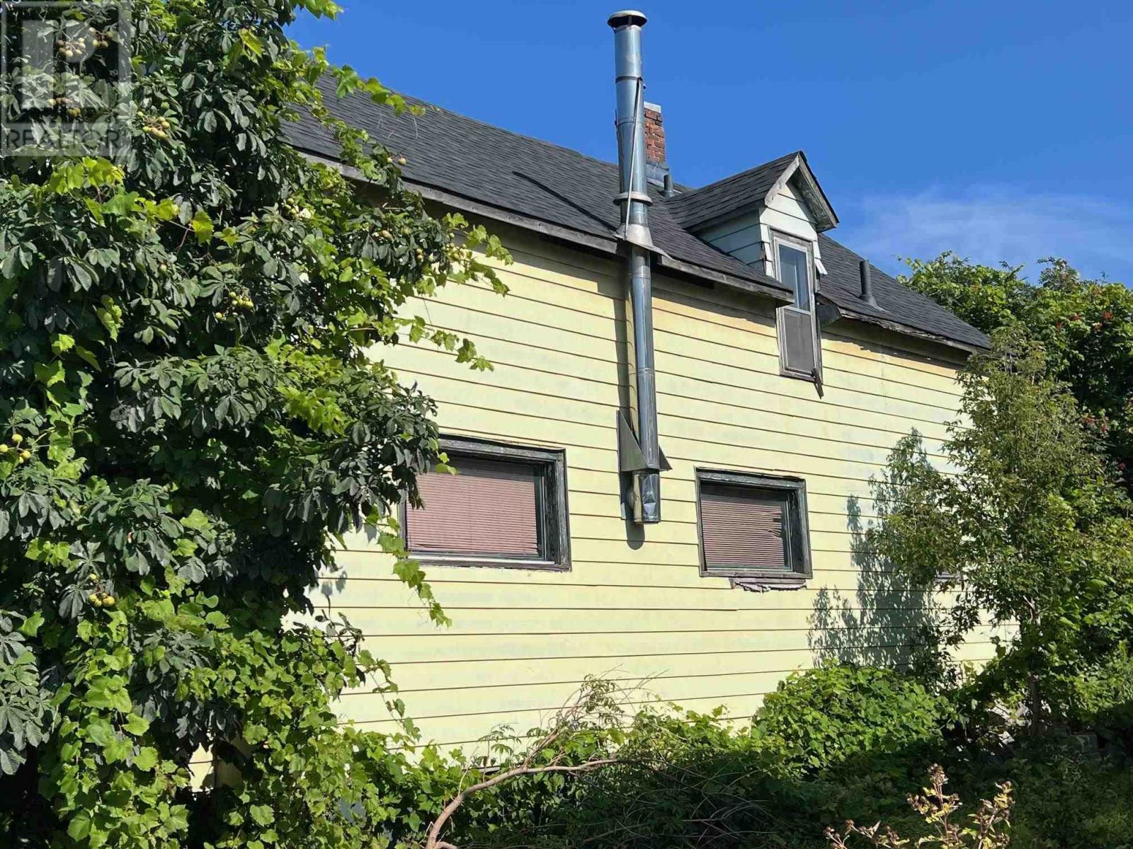 Photo de la propriété: 327 Douglas St ON P6C 1R9
