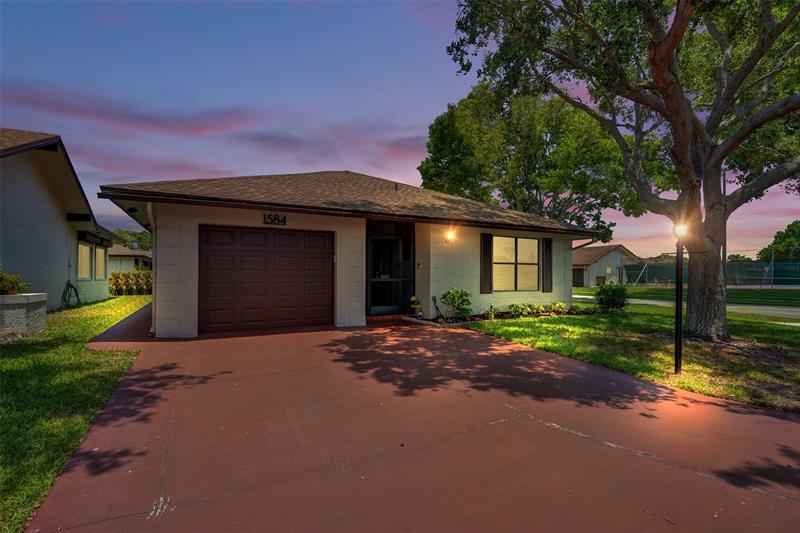 Property Photo: 1584 SW 22nd Ter FL 33442