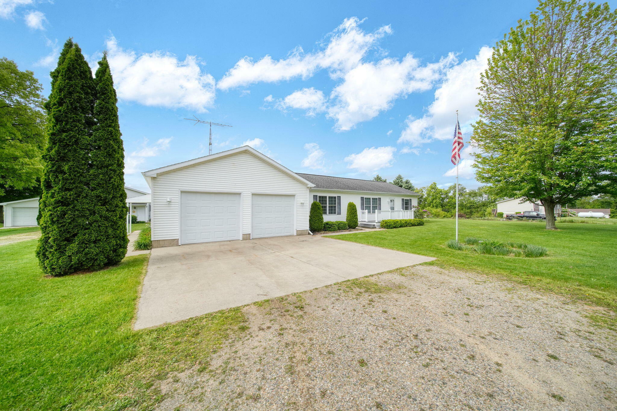 Property Photo: 10639 Hanover Road MI 49241